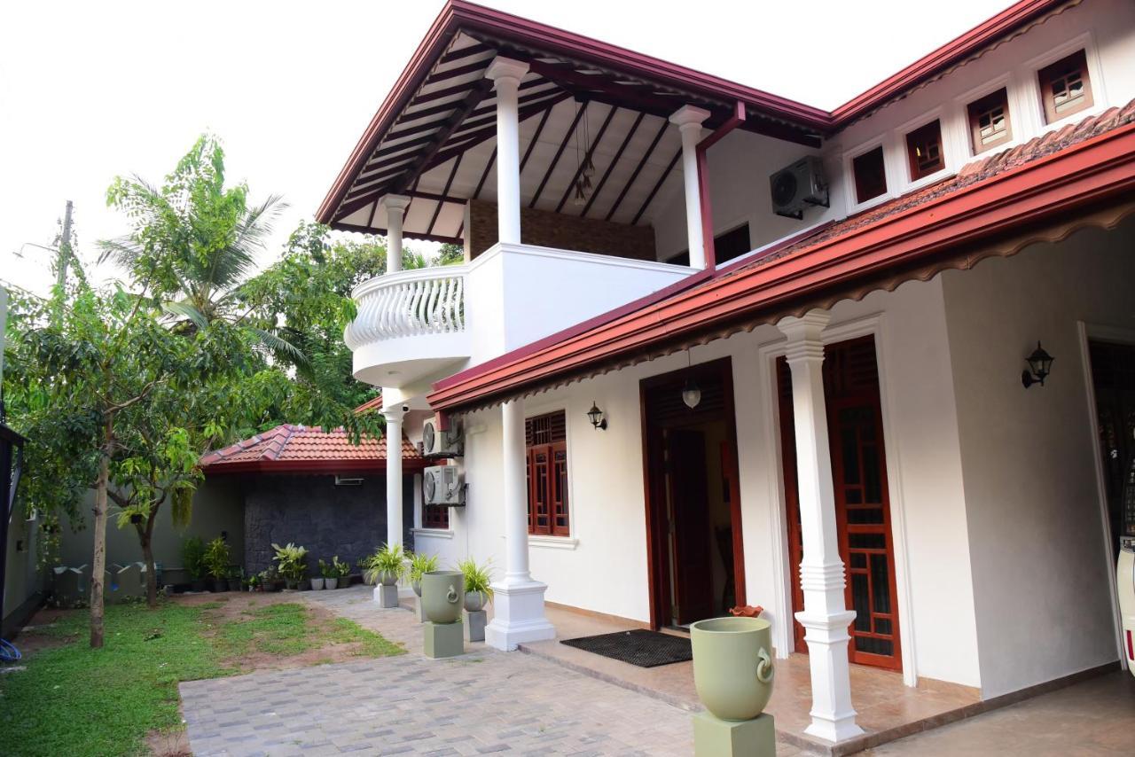 Airport Blessings Villa Katunayaka Bagian luar foto