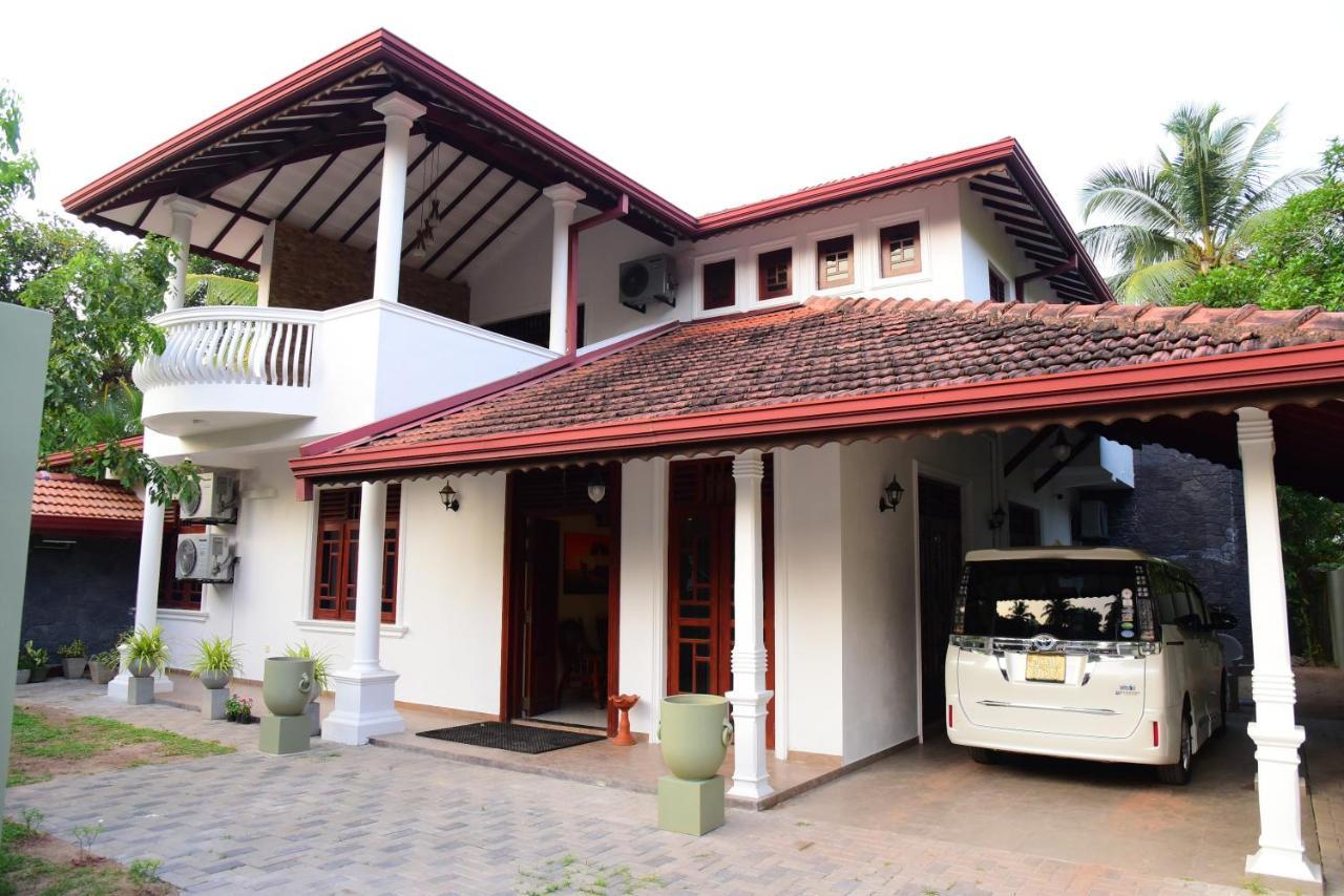 Airport Blessings Villa Katunayaka Bagian luar foto